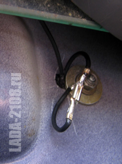 Провода и разъемы в передней части ручки изнутри двери.