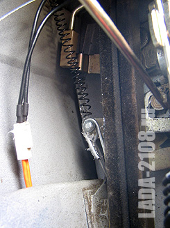 Тяга, возвратная пружина и провода геркона (правая дверь).
