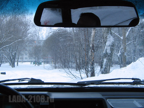 После 20-минутной поездки по снегопаду в городе: водительский дворник с обогревом чистит идеально, а второй оставляет полосы и неприятно скребёт по стеклу