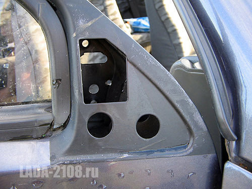 Вид на крепление зеркала ВАЗ-2108 снаружи