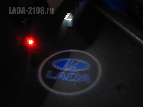 Логотип-подсветка под дверями LADA Samara на асфальте