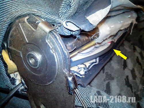 Элемент обогрева в спинке сиденья ВАЗ-2108, стрелкой показан выход кабеля. Вид сбоку-сзади.