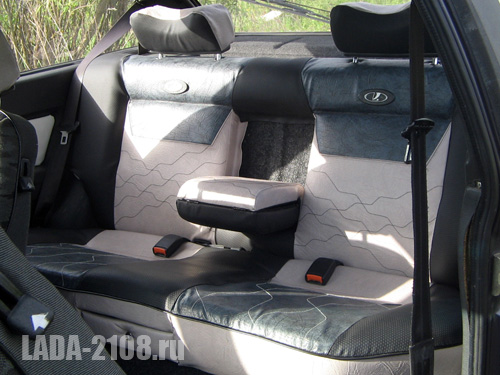 Общий вид на заднее сиденье ВАЗ-2108 с подлокотником.